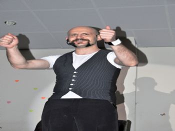Öğretmenler Atalay Demirci’nin Stand-up Gösterisi İle Eğlendi