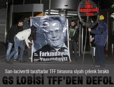 Sarı-lacivertli taraftarlar TFF binasına siyah çelenk bıraktı