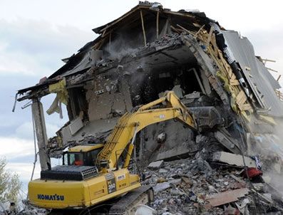 Hasarlı binaların yıkımına başlandı