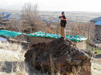 Yamaçlardan Kopan Kayalar Köylüleri Endişelendiriyor