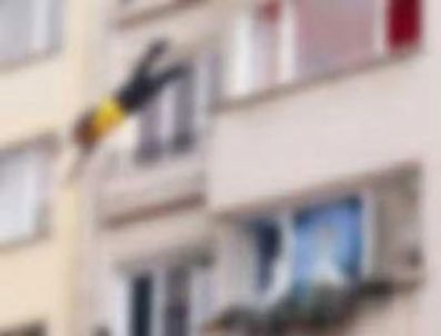 ÜÇKUYU - Balkondan Düşen Çocuk Ağır Yaralandı
