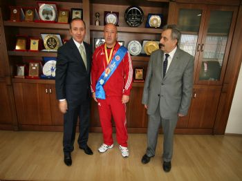 Büyükşehir Belediye Başkanı Küçükler, Şampiyon Güreşçi Yarçın’ı Cumhuriyet Altınıyla Ödüllendirdi