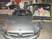 Fenerbahçeli futbolcu Emre, Cem Yılmaz'ın aracıyla geziyor