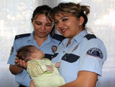 Doğum Yapan Kazakistanlı Kadına Türkiye`de Kalma İzni