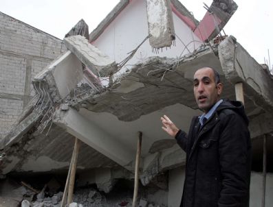 Enkazda Bulduğu 50 Bin Liralık Ziynet Eşyasını Sahibine Teslim Etti