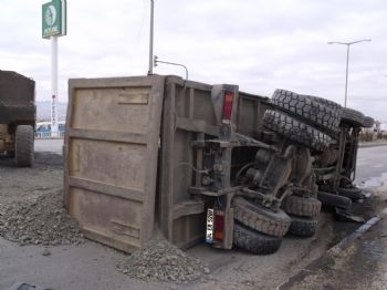 Freni Boşalan Kamyon, Kırmızı Işıkta Bekleyen Tır`a Çarparak Devrildi