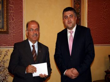 DURMUŞ KOÇ - İşadamından Depremzedelere 10 Bin Dolar Yardım