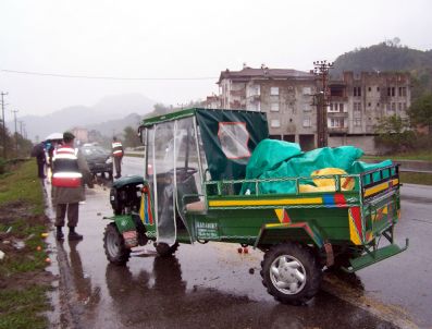 AYDIN YILMAZ - Otomobil Patpata Çarptı: 3 Yaralı