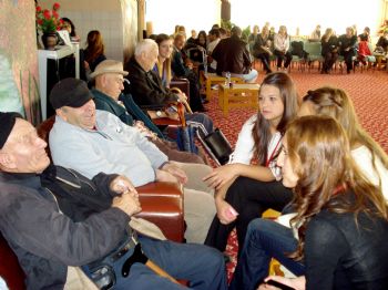 MUSTAFA NECATİ - Üniversite Öğrencileri Huzurevi Sakinlerine Eğlenceli Anlar Yaşattı