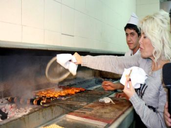 AJDA PEKKAN - Ajda Pekkan, Sahan'da Ocak Başına Geçti