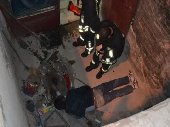 Alkollü Şahıs 2,5 Metrelik Çukura Düştü