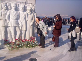 BİRGÜL AYMAN GÜLER - Ergenekon Sanığı Chp’li Milletvekili Balbay İçin 'bin Karanfil' Eylemi Yapıldı