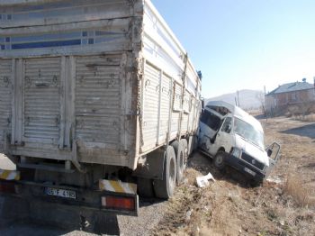 Kamyon İle Minibüs Çarpıştı: 2 Yaralı