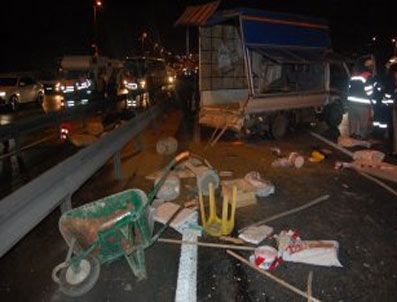 Kaza yerinde çalışan işçilere kamyonet çarptı: 1 ölü, 3 yaralı