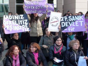 FEMINIST - Adliye Önünde Toplanan Kadınlar, Yargıtay`ın `n.ç.` Kararını Protesto Etti