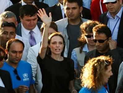 ANGELİNA JOLİE - Jolie, Bosnalı mültecileri ev sahibi yaptı