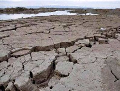 ÇELEBIBAĞı - Van Gölü kıyısında dev yarıklar!