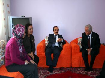 HAKKı DEVELI - Adana Valisi Coş, İlk Bayram Ziyaretini Şehit Evine Yaptı