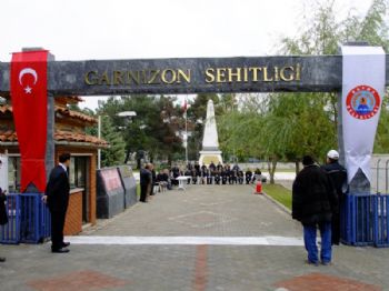 ALI KATıRCı - Arife Günü Şehitlikte Tören