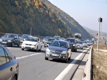 D 100 - Bayram Trafiği, Bolu Dağı Tüneli Yolunda Çileye Dönüştü