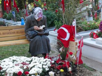 EDIRNEKAPı - Çukurca Şehidinin Annesi, Oğlunun Fotoğrafıyla Teselli Buldu