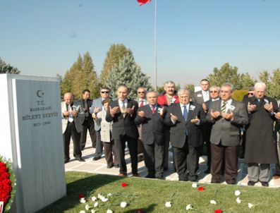DEMOKRATIK SOL PARTI GENEL BAŞKANı - Dsp Genel Başkanı Türker ve Parti Yöneticileri Ecevit`in Kabrini Ziyaret Etti
