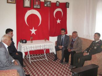 TUNCAY AKKOYUN - Kaymakam Akkoyun`dan Şehit Yakınlarına Ziyaret