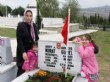 Kendisi Anne Ane Karnındayken Şehit Olan Babasının Kabrine Çiçek Dikti
