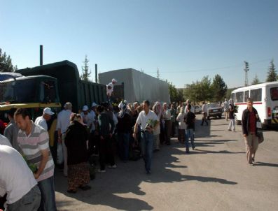 Mezarlıklar Ziyaretçi Akınına Uğradı