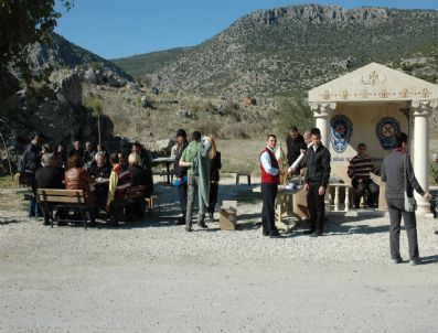 OSMAN HACıBEKTAŞOĞLU - Polisten Salep İkramı