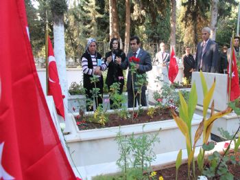 NEBI BOZKURT - Vali Güzeloğlu`ndan Şehitlik Ziyareti