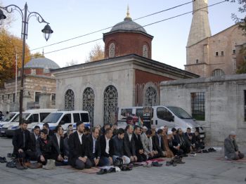 HÜSEYIN AKTAŞ - Alperenler, Bayram Namazını Ayasofya Önünde Kıldı (özel)