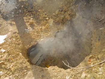 Armutlu`da Topraktan Pis Kokulu Buhar Çıkıyor