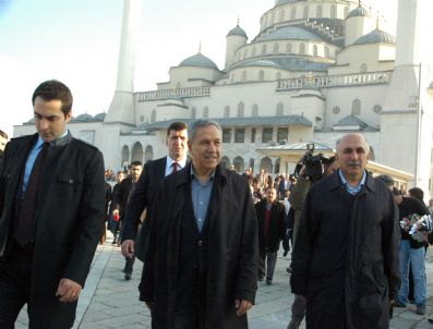 Başbakan Yardımcısı Arınç, Bayram Namazını Kocatepe Camii`nde Kıldı