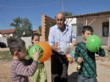 Bayramda Balon Dağıtarak Çocukları Sevindiriyor (özel)