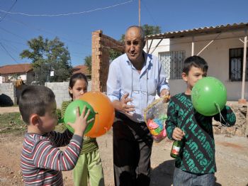 Bayramda Balon Dağıtarak Çocukları Sevindiriyor (özel)