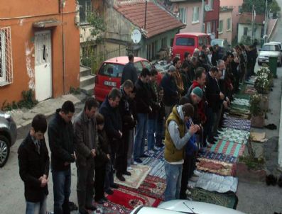 Bursa`da Bayram Sabahı Cemaat Sokaklara Taştı