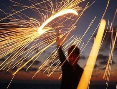 Çocukların attığı maytap 13 dükkanı yaktı