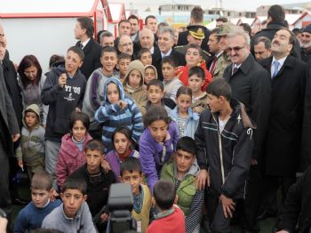 Cumhurbaşkanı Abdullah Gül Depremzedelerle Bayramlaştı