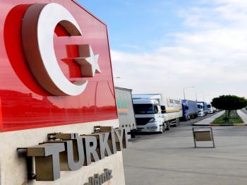 Herkes Evlerinde, Onlar Tır Kuyruğunda Bayramlaştı