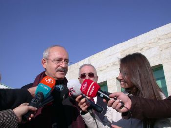 Kılıçdaroğlu, Askerlere Tatlı, Çocuklara Oyuncak Götürdü