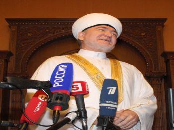 Moskova’da On Binler “çadır Cami’de” Bayram Namazı Kıldı