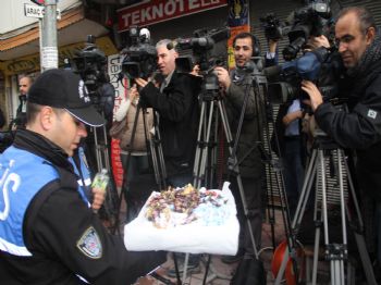 Polislerden Gazetecilere Bayram Şekeri