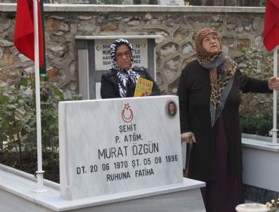 Şehitlikte Hüzünlü Bayram