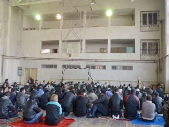 Spor Salonunda Namaz, Dışarıda Kavurma