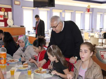 Vali Kimsesiz Çocuklarla Oynadı