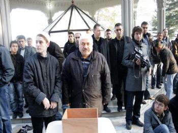 Vanlı Depremzedeler İçin Bayram Namazından Sonra Yardım Toplandı