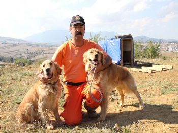 Emekliye Ayrılan Arama Kurtarma Köpeklerine Eğiticisi Sahip Çıktı