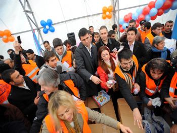 DURSUN ALI ERZINCANLı - Kimse Yok Mu, Van`da Oyun Çadırı Kurdu, Ünlülerin Elinden Oyuncak Dağıttı