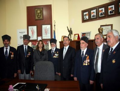 VEFA KAYA - Bakan Yılmaz Şehit Aileleri İle Bayramlaştı